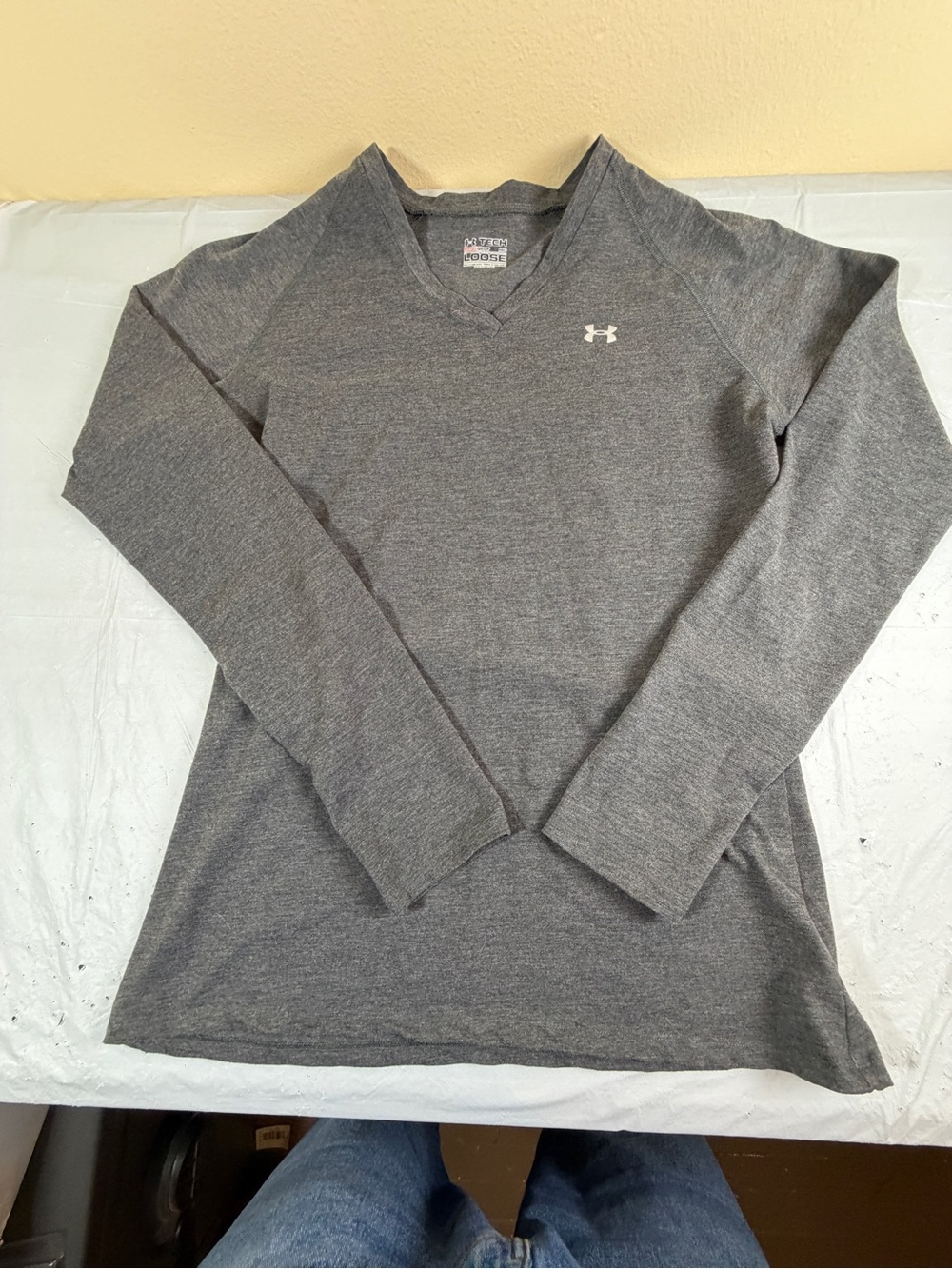 Under Armour Women's Long Sleeve V-Neck Tee -‎ Gray